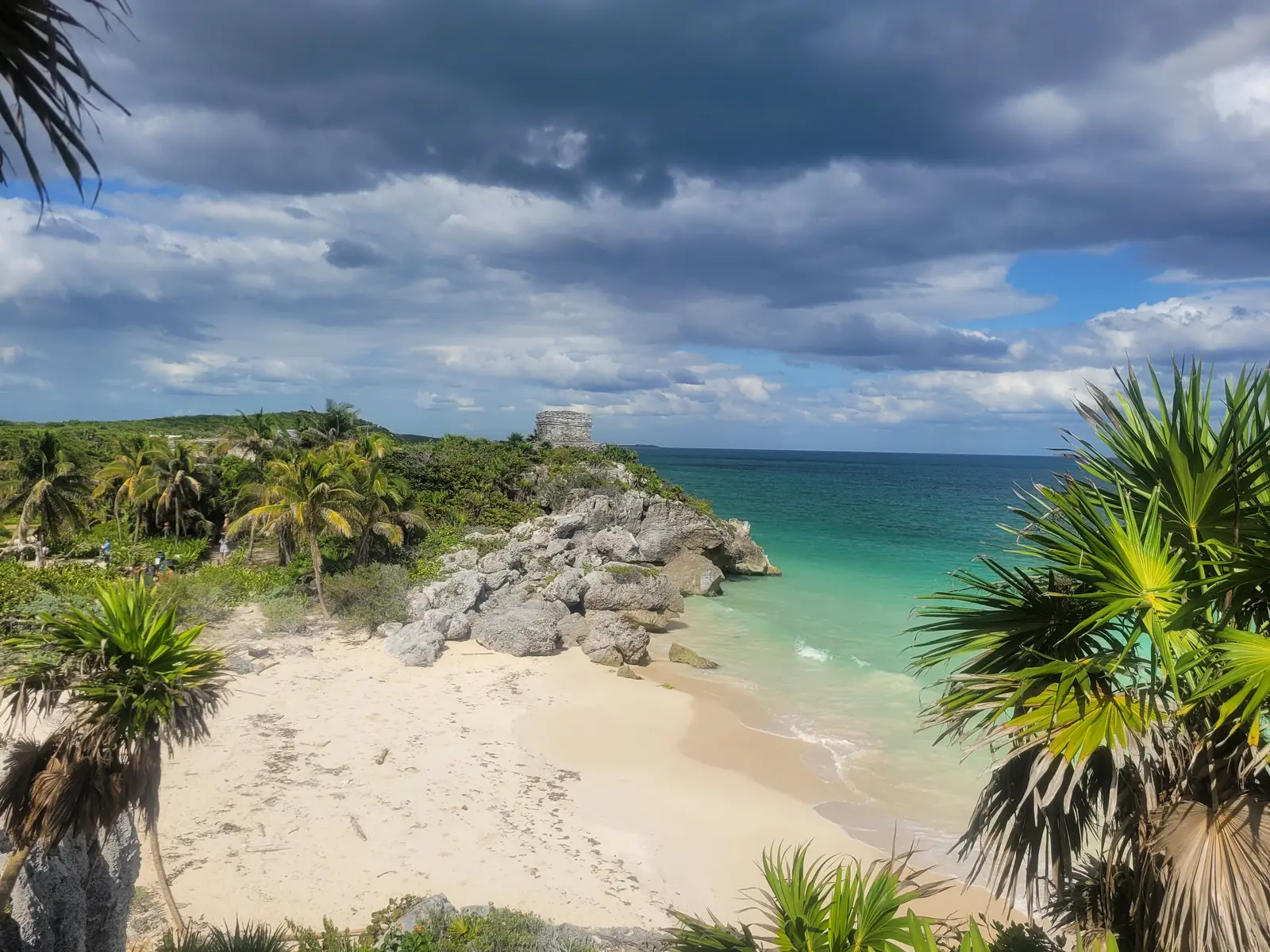 Playa al pie de las ruinas mayas de Tulum, entre palmeras